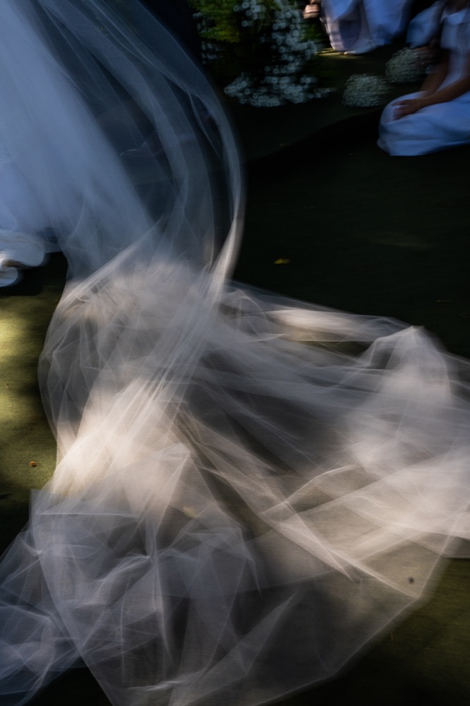 Véu da noiva em movimento, still artístico em preto e branco
