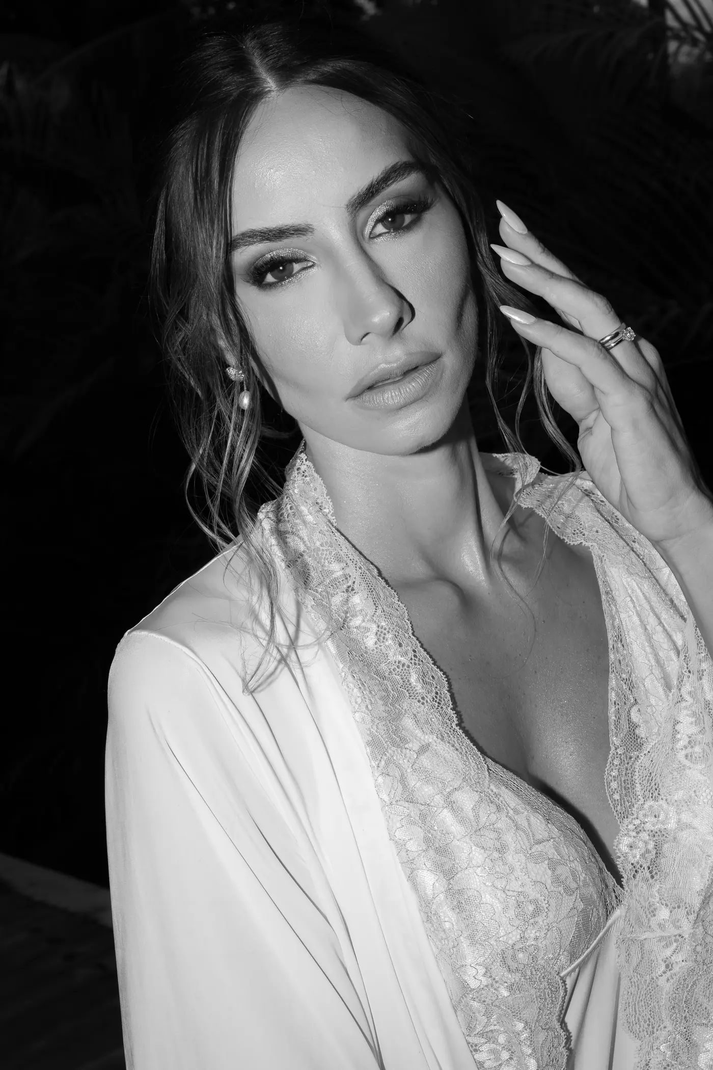 Retrato em preto e branco da noiva de robe, antes de vestir