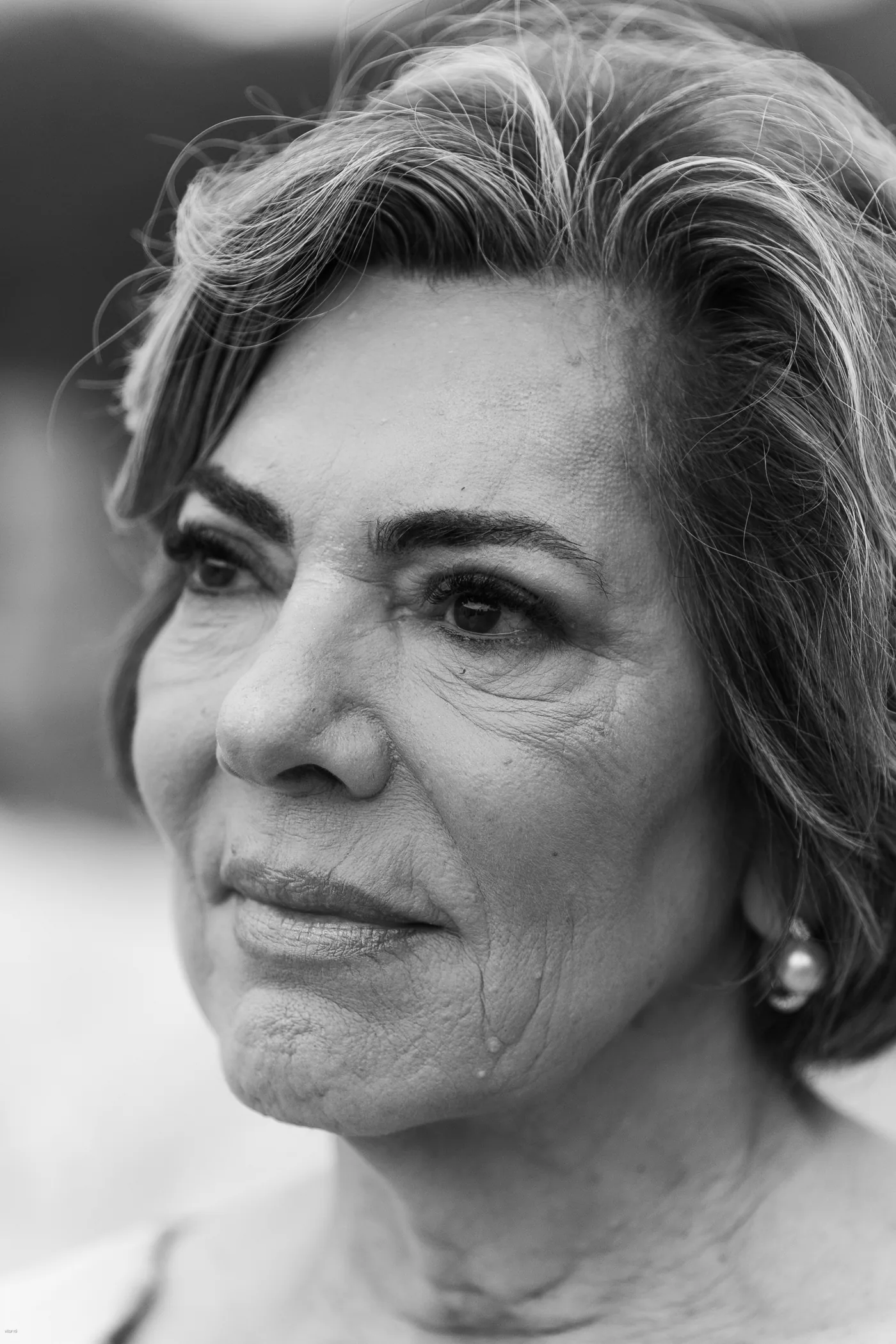 Retrato em preto e branco de uma convidada acompanhando a cerimônia