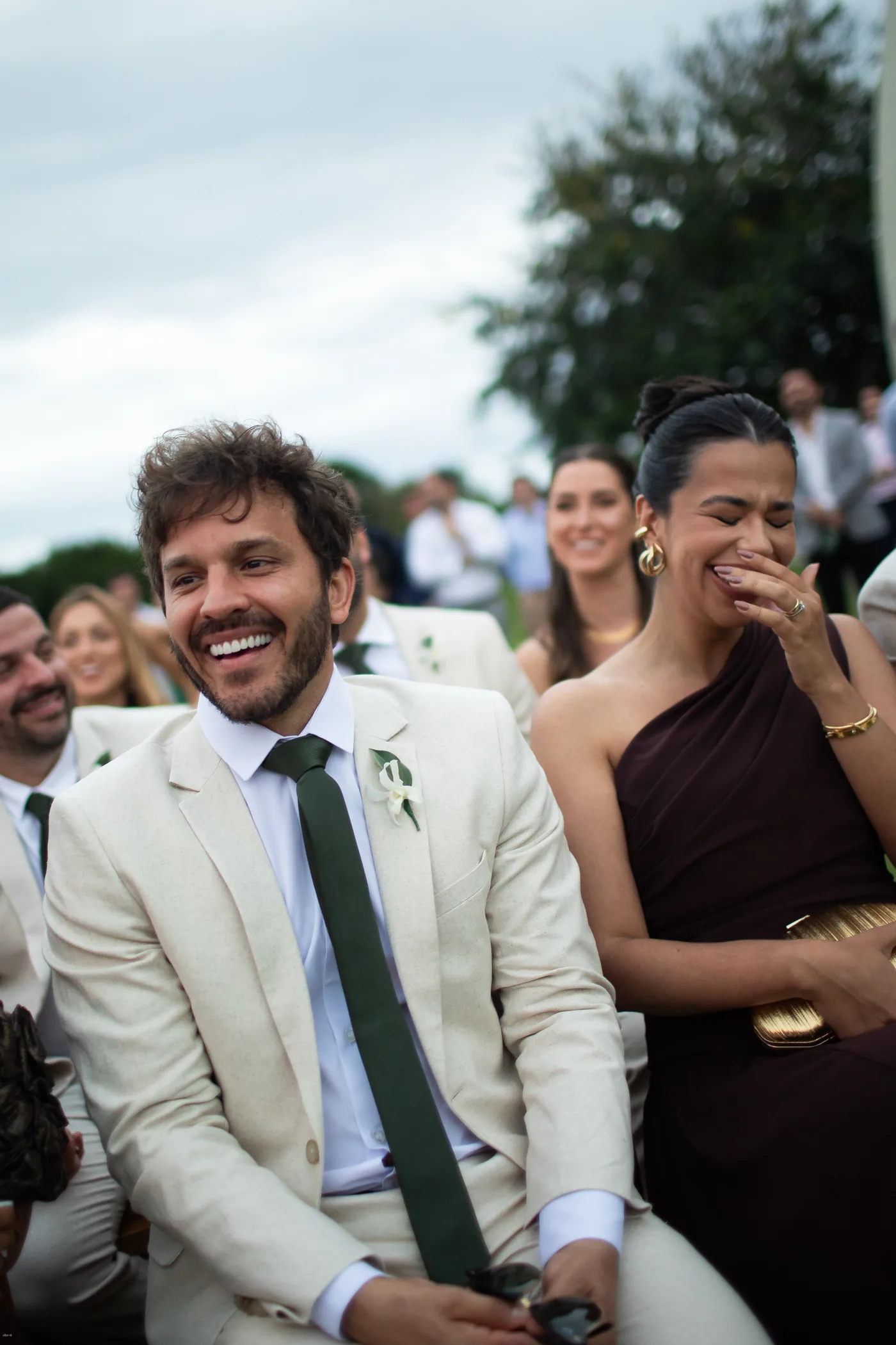 Convidados rindo e se emocionando durante a cerimônia